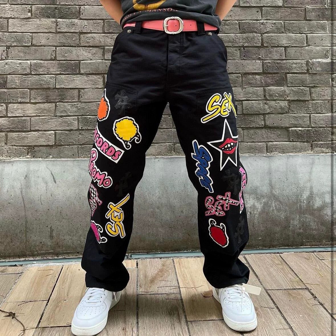 高版本Chrome hearts 克罗心 SexRecords系列涂鸦伐木裤牛仔裤,男女同款.真实还原Vintage极致质感 意产特种牛皮印花再切割 订制羊皮三层粗线帖皮 裤型挺拔!整裤立体裁剪版型绝绝子!五金zp定制, 别出心裁的设计款 细节到位简约大方,做工精湛,整条裤子走线整齐,细节到位!男女都能轻松驾驭的无性别潮流感up!