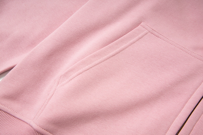 💰280
高版本MaisonMargiela/马吉拉 残缺数字刺绣开衫外套,樱花粉神仙配色,男女同款。 采用460g重磅毛圈面料 非市面380g薄款普通版本 注意区分!过高温缩水2次 不计成本控制缩率在2%内,特有手工缝标特色设计语言.三标保持一致! 采用田岛机重工刺绣logo,精细绣花无毛边杂线 凹凸质感明显 感无敌,细节决定一切!出街配搭必备单品
尺码:44(S)-46(M)-48(L)-50(XL)