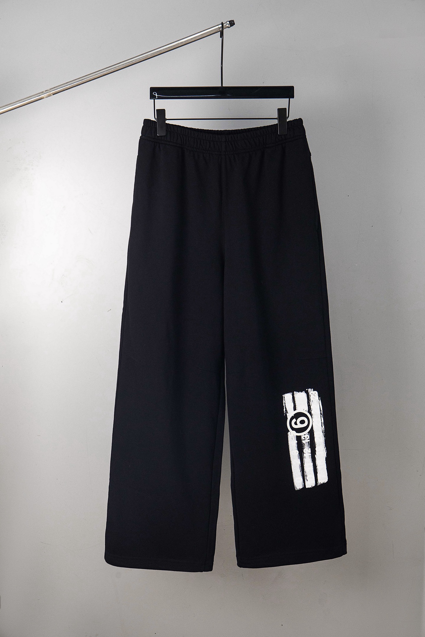 💰250
高版本MaisonMargiela/马吉拉 涂鸦数字印花阔腿休闲裤卫裤,男女同款。450g重磅毛圈面料 区别市面380g薄版 定制mm6辅料 标签 涂鸦数字印花 不易脱落变形 前幅采用流体裁剪 左右幅拼接缝合设计下摆定制猪鼻弹簧扣 抽绳可调节设计腰头内置抽绳可活动调节 整阔腿宽松版型上身不挑男女非常百搭 完美出品
尺码:44(S)-46(M)-48(L)-50(XL)