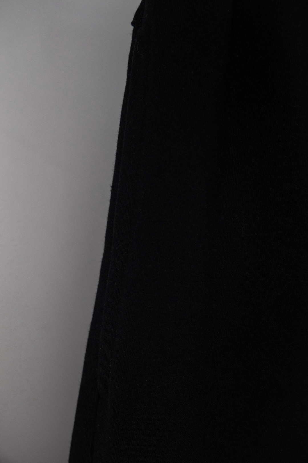 💰250
高版本MaisonMargiela/马吉拉 涂鸦数字印花阔腿休闲裤卫裤,男女同款。450g重磅毛圈面料 区别市面380g薄版 定制mm6辅料 标签 涂鸦数字印花 不易脱落变形 前幅采用流体裁剪 左右幅拼接缝合设计下摆定制猪鼻弹簧扣 抽绳可调节设计腰头内置抽绳可活动调节 整阔腿宽松版型上身不挑男女非常百搭 完美出品
尺码:44(S)-46(M)-48(L)-50(XL)