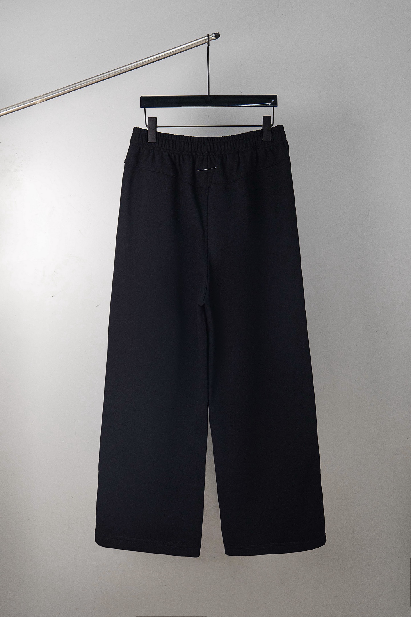 💰250
高版本MaisonMargiela/马吉拉 涂鸦数字印花阔腿休闲裤卫裤,男女同款。450g重磅毛圈面料 区别市面380g薄版 定制mm6辅料 标签 涂鸦数字印花 不易脱落变形 前幅采用流体裁剪 左右幅拼接缝合设计下摆定制猪鼻弹簧扣 抽绳可调节设计腰头内置抽绳可活动调节 整阔腿宽松版型上身不挑男女非常百搭 完美出品
尺码:44(S)-46(M)-48(L)-50(XL)