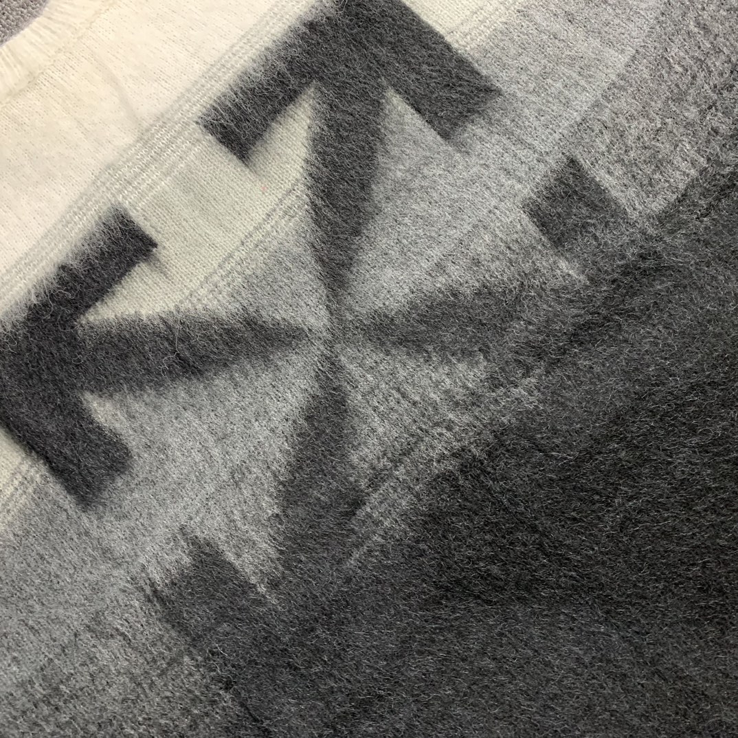 💰280
高版本OFF-WHITE 渐变箭头针织马海毛衣,男女同款。独立染缸定染五个不同层次纱线,渐变晕染递进 颜色过渡非常自然。整件拉毛工艺处理 毛感自然。oversize宽松版型 随意凹造型长筒靴 打底裤 小白鞋 运动鞋随便搭。超显白 自带时髦感 男女皆可穿,三标齐全 实拍所见即所得。
马海毛得名于土耳其语,意为“最好的毛”。弹性好,耐压,有特殊光泽,是制造长毛绒织物的优良原料,世界市场上高级的动物纺织纤维原料之一。
⚠️毛衣清洗方式:马海毛较轻较软,所以注意千万不能机洗,不能机洗!!强调!!
⚠️建温水冷水手洗
尺码:S~XL