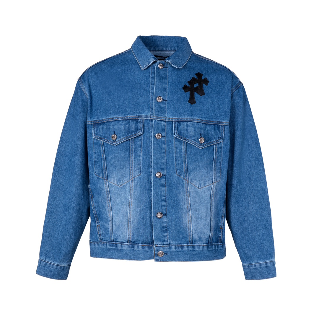 💰320
高版本Chrome Hearts克罗心 重工重叠皮标十字水洗牛仔外套，男女同款。超级无敌大爆款 这个天气最好的单品酷酷Oversize风 经典的十字logo布满后背，一眼CH风格。采用重磅粗支纱100%牛仔棉面料重工水洗，在保证版型挺括硬朗的同时亲肤舒适透气，原版开模定制纽扣 克罗心当家银饰细节，尽显奢华！休闲宽松版型，慵懒随意，男女同款，随意搭配卫裤阔腿裤都很潮流，重点是百搭，春秋可做外套超惊艳
尺码：S-XL