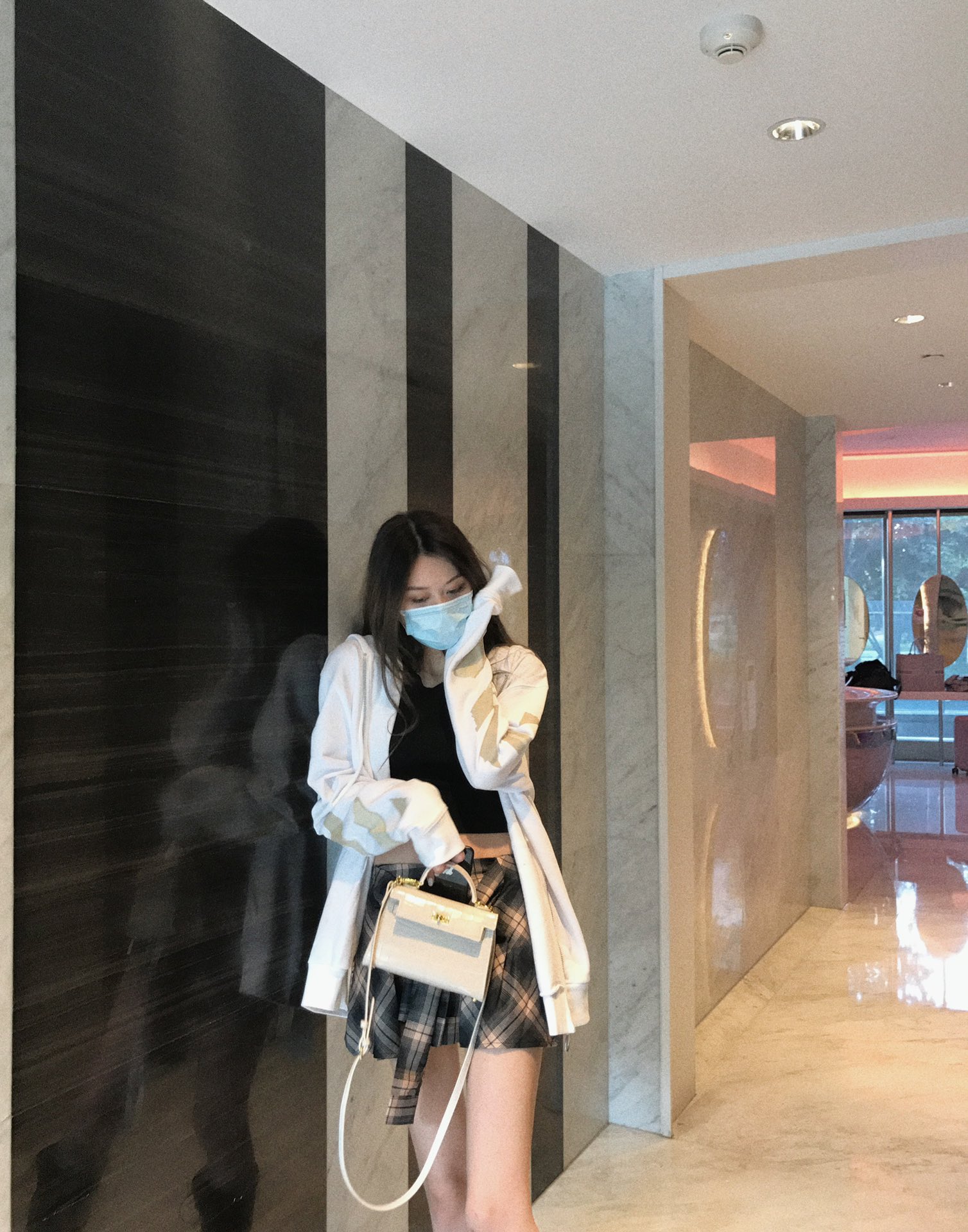 #OFF-WHITE 胶带箭头印花开衫外套 上身效果图#