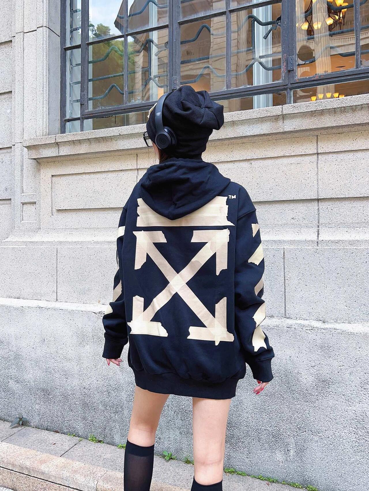 #OFF-WHITE 胶带箭头印花开衫外套 上身效果图#