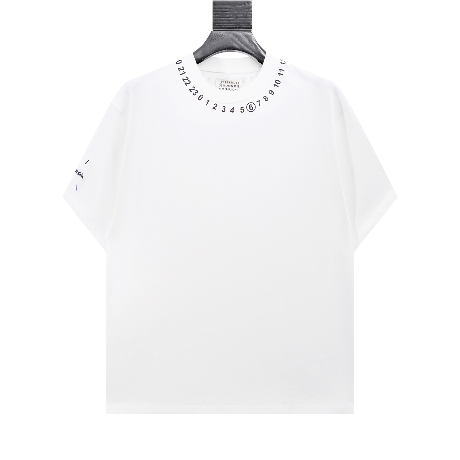 💰150
高版本MaisonMargiela/马吉拉 MM6数字印花短袖,男女同款。 满满的高级感 性价比超高 手感超级柔软、细腻、柔软和不起球且不变形 260g纯棉品质,后领标志对角走线,辅料三标齐全
码数:S-XL