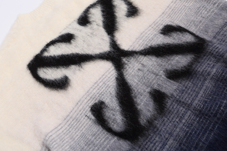 💰280
高版本OFF-WHITE 渐变箭头针织马海毛衣,男女同款。独立染缸定染五个不同层次纱线,渐变晕染递进 颜色过渡非常自然。整件拉毛工艺处理 毛感自然。oversize宽松版型 随意凹造型长筒靴 打底裤 小白鞋 运动鞋随便搭。超显白 自带时髦感 男女皆可穿,三标齐全 实拍所见即所得。
马海毛得名于土耳其语,意为“最好的毛”。弹性好,耐压,有特殊光泽,是制造长毛绒织物的优良原料,世界市场上高级的动物纺织纤维原料之一。
⚠️毛衣清洗方式:马海毛较轻较软,所以注意千万不能机洗,不能机洗!!强调!!
⚠️建温水冷水手洗
尺码:S~XL