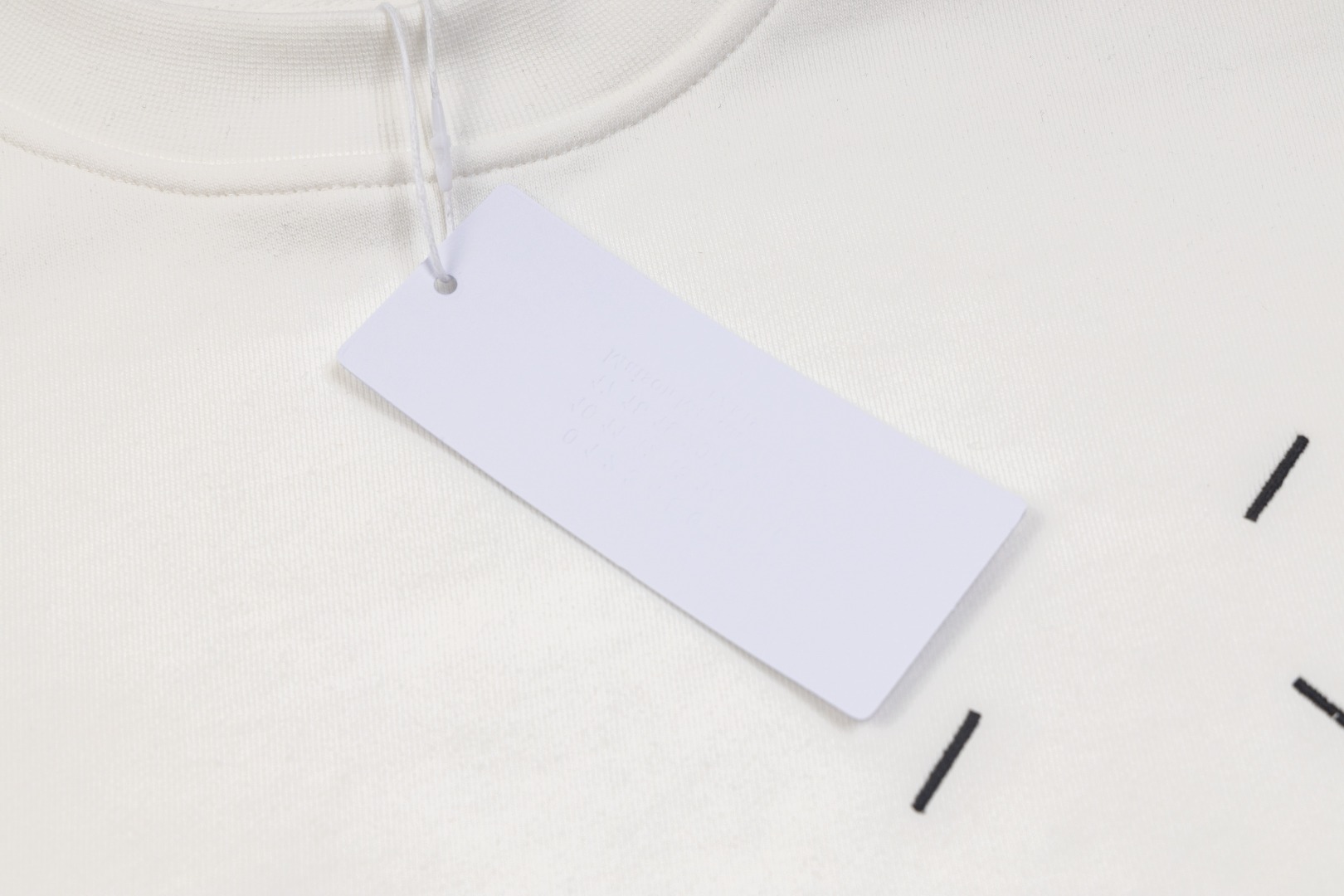 💰230
高版本MaisonMargiela/马吉拉 数字印花圆领卫衣,男女同款。 采用430g重磅毛圈面料 非市面380g薄款普通版本 注意区分!过高温缩水2次 不计成本控制缩率在2%内,特有手工缝标特色设计语言.三标保持一致! 采用进口田岛机重工刺绣四角标,精细绣花无毛边杂线 凹凸质感明显 感无敌,细节决定一切!出街配搭必备单品
尺码:44(S)-46(M)-48(L)-50(XL)