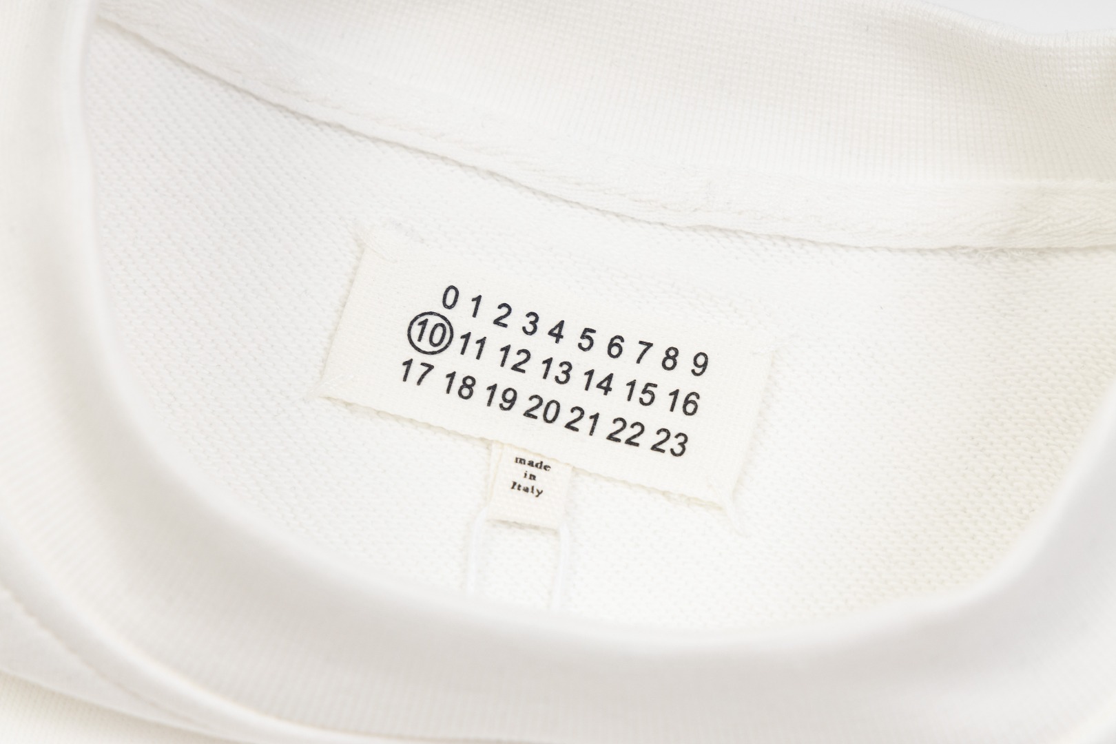 💰230
高版本MaisonMargiela/马吉拉 数字印花圆领卫衣,男女同款。 采用430g重磅毛圈面料 非市面380g薄款普通版本 注意区分!过高温缩水2次 不计成本控制缩率在2%内,特有手工缝标特色设计语言.三标保持一致! 采用进口田岛机重工刺绣四角标,精细绣花无毛边杂线 凹凸质感明显 感无敌,细节决定一切!出街配搭必备单品
尺码:44(S)-46(M)-48(L)-50(XL)