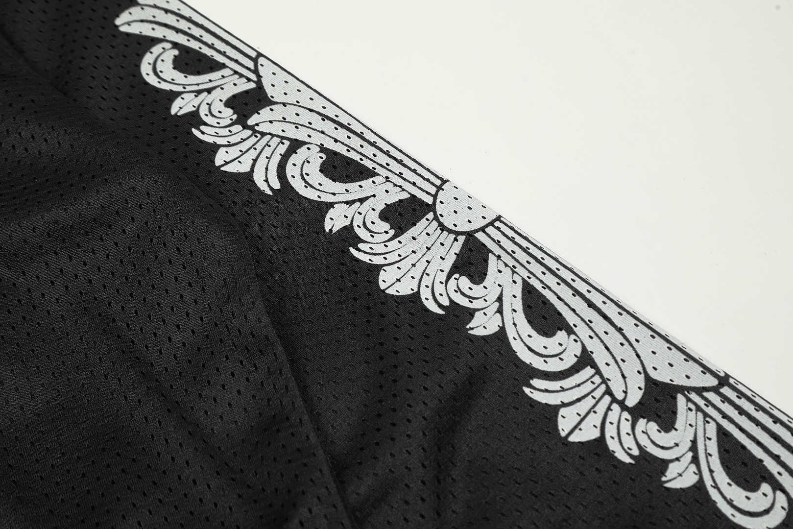 最高版本Chrome Hearts克罗心 梵文网眼冰球服长袖,男女同款.秒杀通货版本,双面网眼定位非常耗时 人工损耗成本很高 和市面上那种薄的透底的垃圾货完全不是一码事 既然做那就做到最好 性价比天花板 面料采用220克高密100D鸟眼速干材质,双层车法工艺,印花采用丝网菲林工艺,定制辅料,细节质感非常好,上身超好看