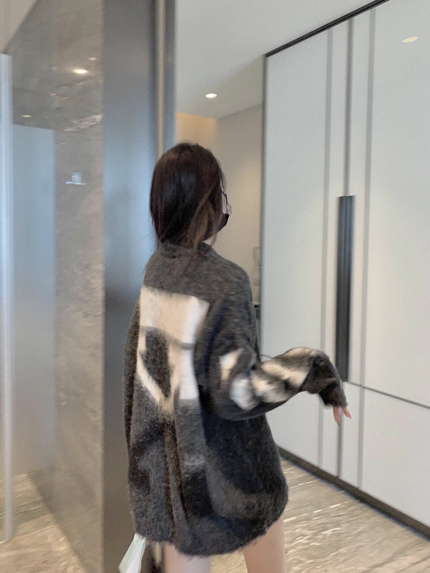 #OFF-WHITE 渐变箭头针织马海毛衣 上身效果图#