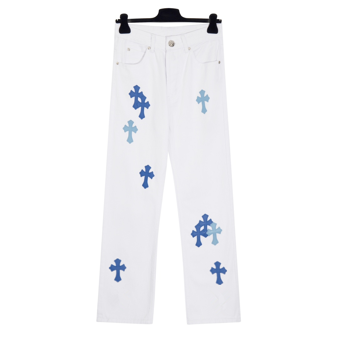 💰260
高版本Chrome Hearts克罗心 迈阿密限定蓝皮标十字牛仔裤，男女同款。ch牛仔裤均需要成品水洗后再拆开手工订绵羊皮十字皮再拼接完成，整件工艺多到说不清。质感到手看，好看就完事了。克罗心里面最绝绝子的裤子啦
采用珠帆布面料，上身更有质感，裤型挺拔！整裤立体裁剪版型绝绝子！
五金zp定制，珠帆布面料厚实经过水洗后柔软 透气性好 定制小皮标 别出心裁的设计款 细节到位简约大方，做工精湛，整条裤子走线整齐，细节到位！男女都能轻松驾驭的无性别短裤潮流感up！
尺码：28-30-32-34