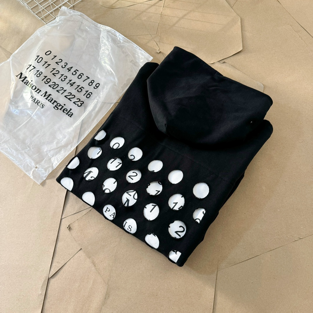 高版本MaisonMargiela/马吉拉 胸前刺绣后背破洞数字连帽卫衣