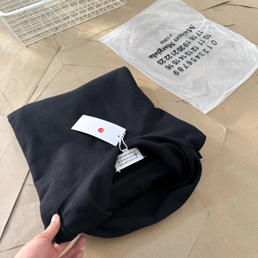 高版本MaisonMargiela/马吉拉 胸前刺绣后背破洞数字连帽卫衣