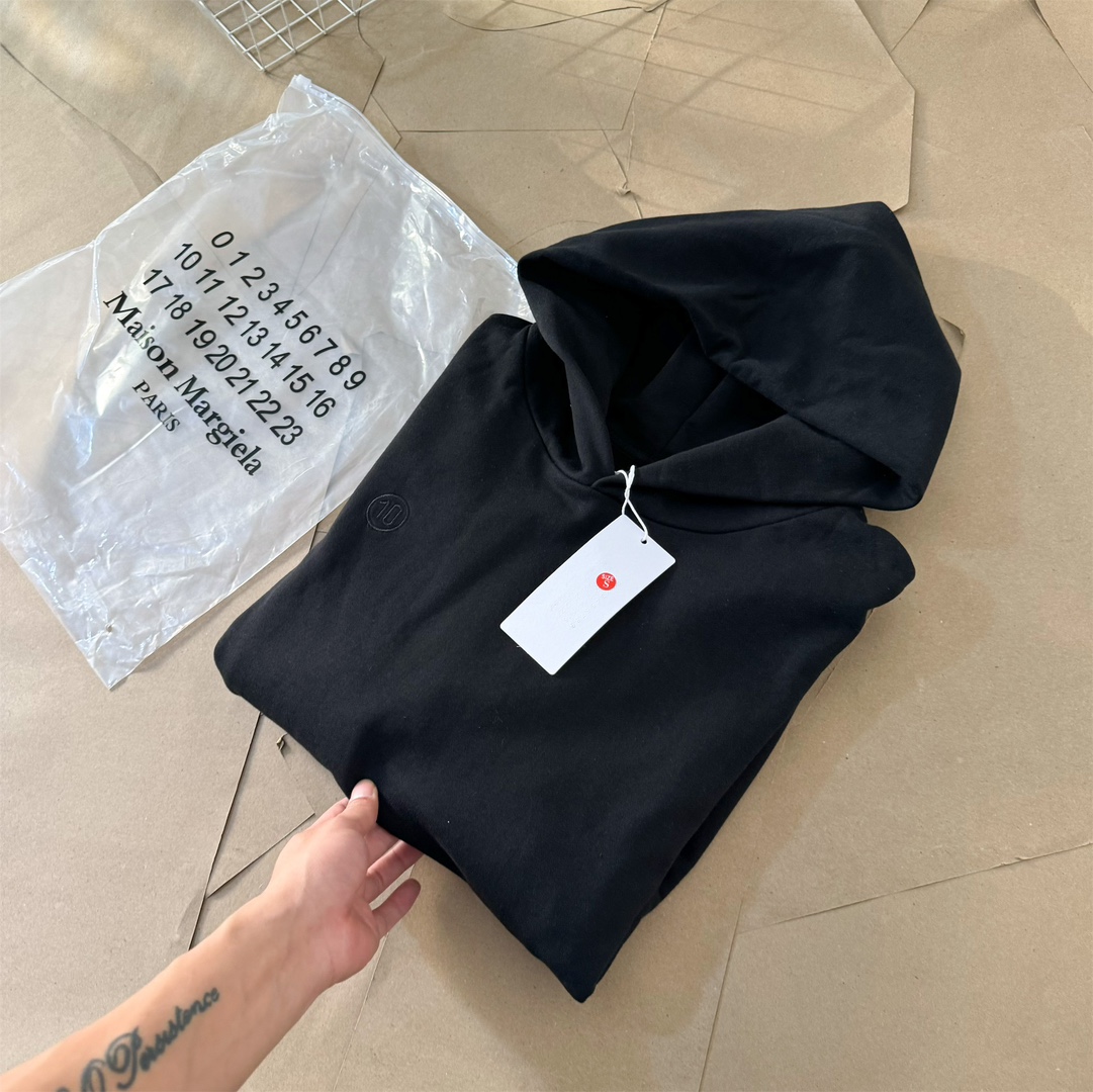 高版本MaisonMargiela/马吉拉 胸前刺绣后背破洞数字连帽卫衣