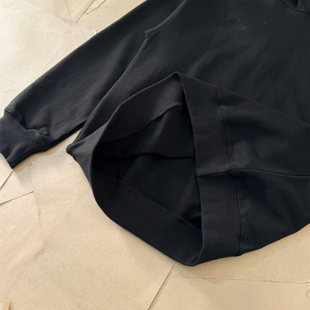 高版本MaisonMargiela/马吉拉 胸前刺绣后背破洞数字连帽卫衣