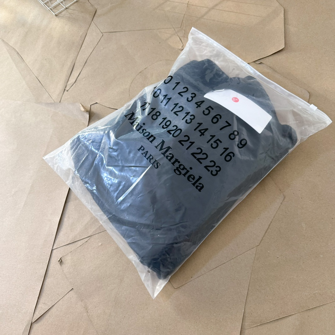 高版本MaisonMargiela/马吉拉 胸前刺绣后背破洞数字连帽卫衣