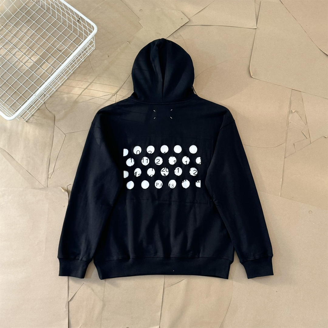 高版本MaisonMargiela/马吉拉 胸前刺绣后背破洞数字连帽卫衣