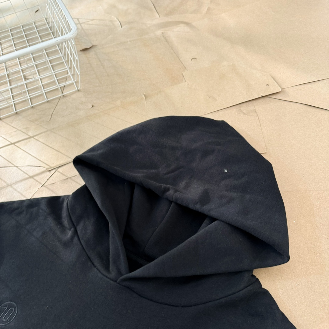 高版本MaisonMargiela/马吉拉 胸前刺绣后背破洞数字连帽卫衣