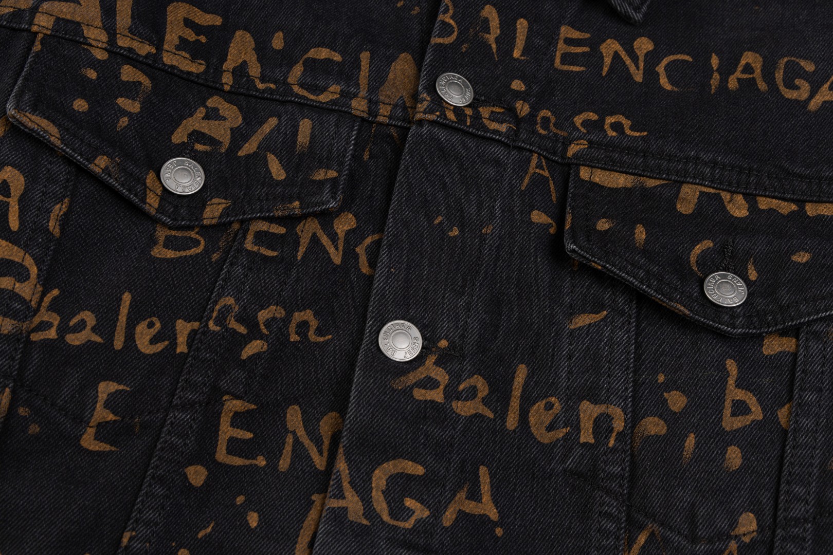 高版本BALENCIAGA/巴黎世家 弹幕满印字母牛仔外套
