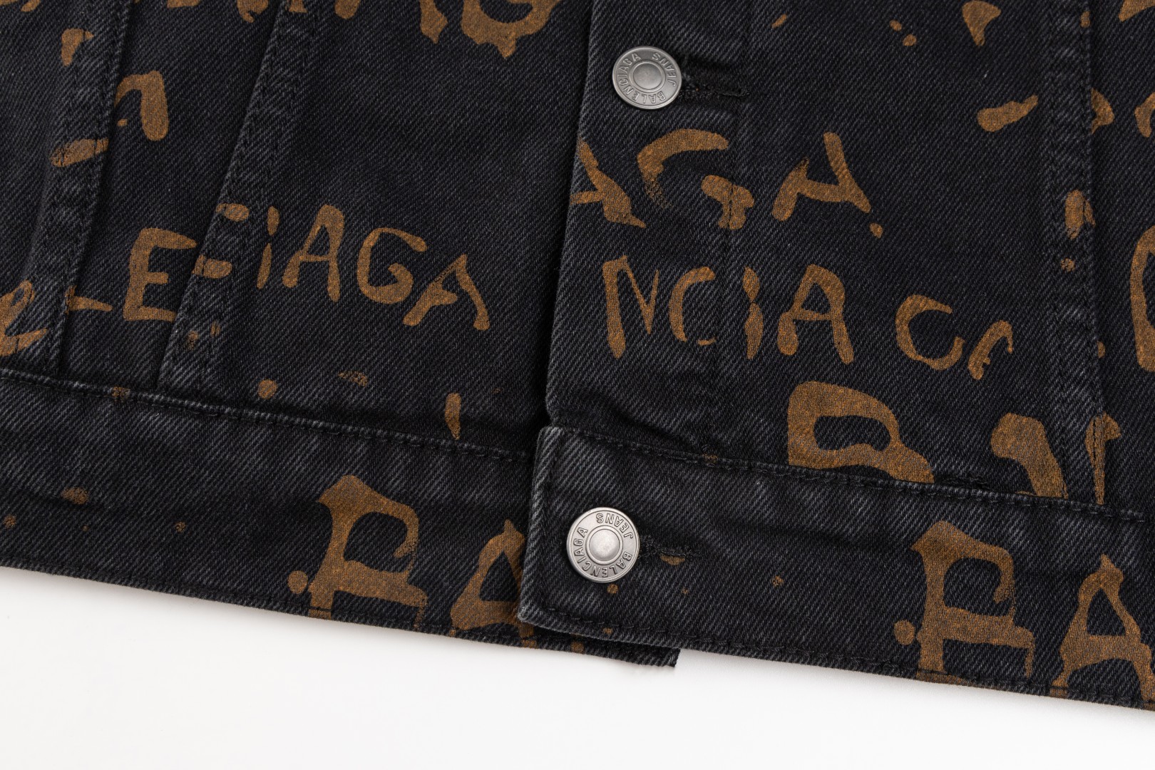 高版本BALENCIAGA/巴黎世家 弹幕满印字母牛仔外套