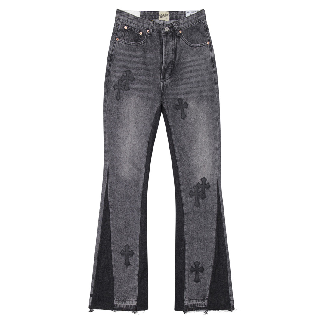 高版本Chrome hearts克罗心 x Gallery Dept.联名皮标十字拼接微喇牛仔裤,男女同款,年度爆款.多处拼接本身难度极高费时费力,真实还原Vintage极致质感 意产特种牛皮印花再切割 订制羊皮三层粗线帖皮 整体拼接在重工水洗染色工艺 细节看的到 重工水洗使面料上身更有质感,裤型挺拔!整裤立体裁剪版型绝绝子! 五金zp定制, 别出心裁的设计款 细节到位简约大方,做工精湛,整条裤子走线整齐,细节到位!男女都能轻松驾驭的无性别潮流感up!