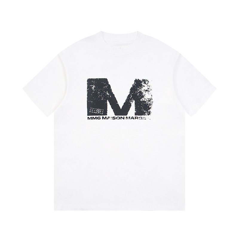 💰160
高版本MaisonMargiela/马吉拉 MM6大Mlogo印花短袖，男女同款。 满满的高级感 性价比超高 高品质数码印花区别于市面烫画 手感超级柔软、细腻、柔软和不起球且不变形 260g纯棉品质，后领标志对角走线，辅料三标齐全 
码数：S-XL