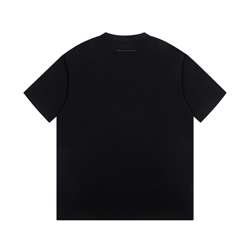 💰160
高版本MaisonMargiela/马吉拉 MM6大Mlogo印花短袖，男女同款。 满满的高级感 性价比超高 高品质数码印花区别于市面烫画 手感超级柔软、细腻、柔软和不起球且不变形 260g纯棉品质，后领标志对角走线，辅料三标齐全 
码数：S-XL