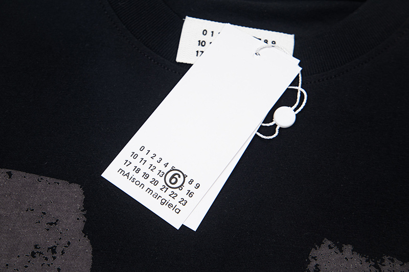 💰160
高版本MaisonMargiela/马吉拉 MM6大Mlogo印花短袖，男女同款。 满满的高级感 性价比超高 高品质数码印花区别于市面烫画 手感超级柔软、细腻、柔软和不起球且不变形 260g纯棉品质，后领标志对角走线，辅料三标齐全 
码数：S-XL
