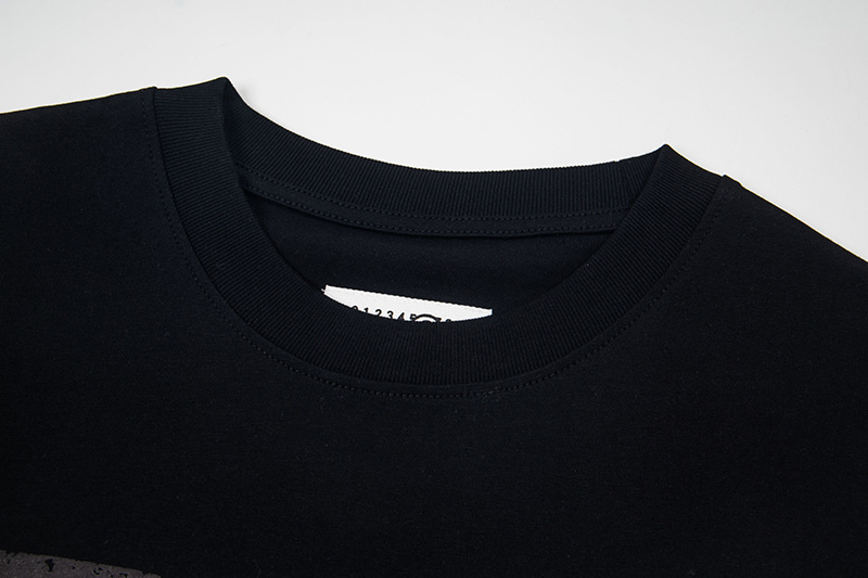 💰160
高版本MaisonMargiela/马吉拉 MM6大Mlogo印花短袖，男女同款。 满满的高级感 性价比超高 高品质数码印花区别于市面烫画 手感超级柔软、细腻、柔软和不起球且不变形 260g纯棉品质，后领标志对角走线，辅料三标齐全 
码数：S-XL