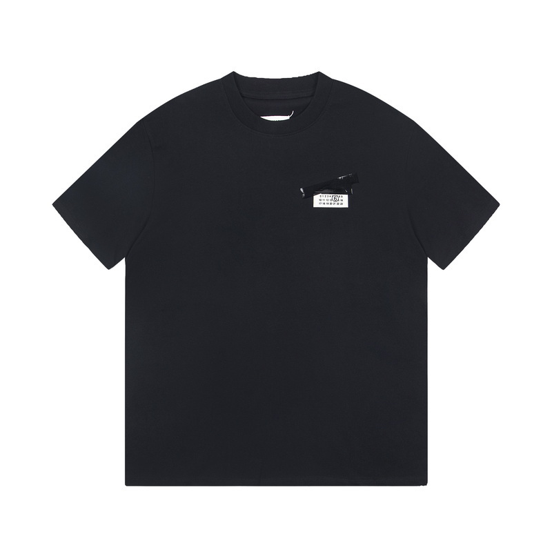 💰160
高版本MaisonMargiela/马吉拉 黑胶标签短袖，区别市场普通印花版本。定制活性棉 爽滑细腻 舒适贴肤  胸前饰以醒目的马吉拉数字标签，再二次工艺压胶固定 与织物纤维结合 牢固且美观  面料都经过浇洗 手感质感更佳 不易变形 不易缩水 不易褪色 保持长久的美观
尺码：44(S)-46(M)-48(L)-50(XL)