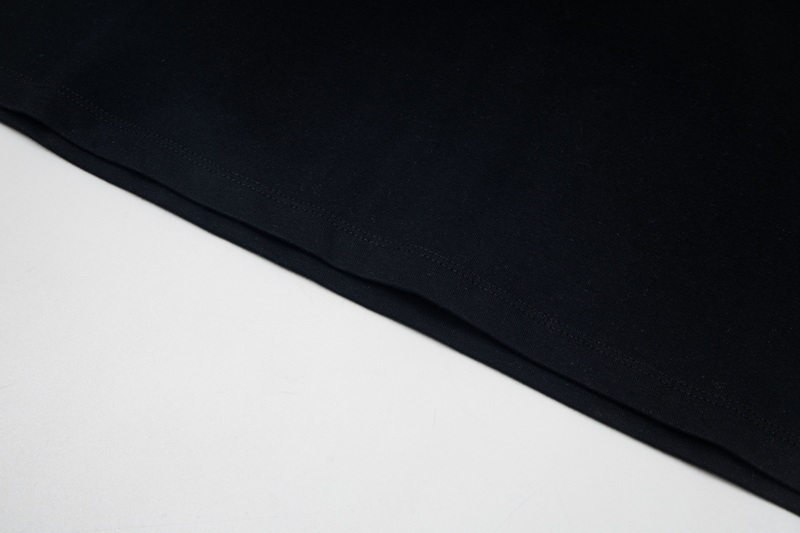 💰160
高版本MaisonMargiela/马吉拉 指纹数字印花短袖,男女同款。该款核心设计是独特的指纹印花+数字标识,面料采用新疆长绒棉,配色为品牌标志性的雾感黑棕,印花则是雾霭紫调,且每件印花的细节纹理都存在细微差异, 满满的高级感 性价比超高 数码直喷后再二次叠加数字印花,区别于市面烫画 手感超级柔软、细腻、柔软和不起球且不变形 260g纯棉品质,后领标志对角走线,辅料三标齐全
码数:S-XL