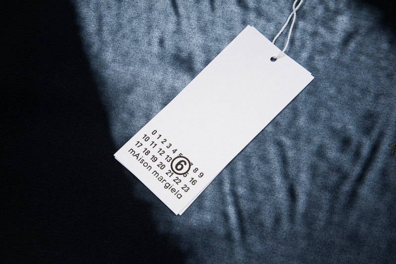 💰160
高版本MaisonMargiela/马吉拉 指纹数字印花短袖,男女同款。该款核心设计是独特的指纹印花+数字标识,面料采用新疆长绒棉,配色为品牌标志性的雾感黑棕,印花则是雾霭紫调,且每件印花的细节纹理都存在细微差异, 满满的高级感 性价比超高 数码直喷后再二次叠加数字印花,区别于市面烫画 手感超级柔软、细腻、柔软和不起球且不变形 260g纯棉品质,后领标志对角走线,辅料三标齐全
码数:S-XL