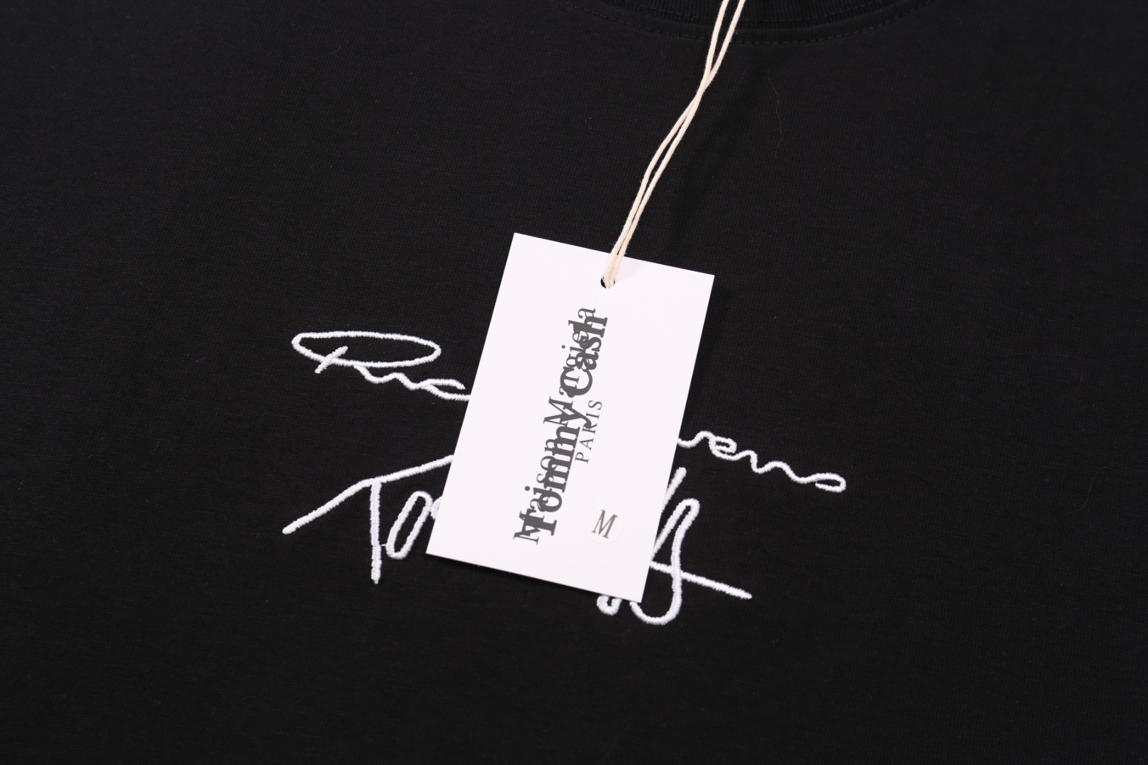 高版本MaisonMargiela/马吉拉 x Tommy Cash联名款刺绣字母短袖-Top High Quatity Cheap Sneakers Fashion Clothing Clothes Bags handbags Shoes of all Brand wholesale With The best Quality And Beautiful Price from China Factory Chinese suppliers wholesaler seller 高版本MaisonMargiela/马吉拉 x Tommy Cash联名款刺绣字母短袖