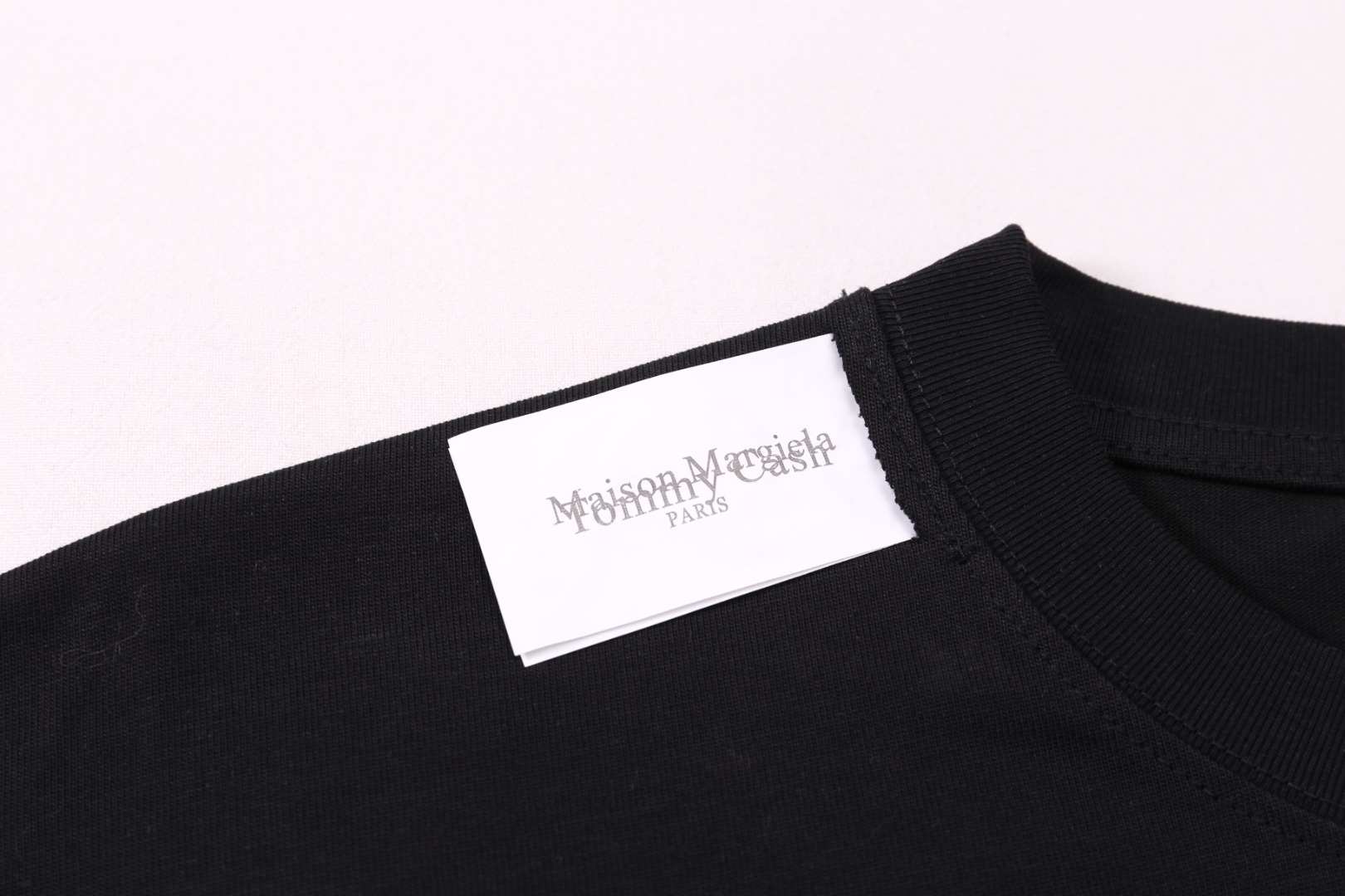 高版本MaisonMargiela/马吉拉 x Tommy Cash联名款刺绣字母短袖