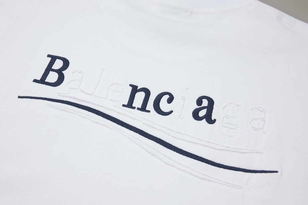 高版本BALENCIAGA/巴黎世家 重工刺绣logo短袖 男女同款 前幅经典字母刺绣-莆田鞋,莆田鞋货源,高仿鞋,高仿鞋货源,安福档口,莆田高仿鞋,莆田鞋批发,高仿鞋批发,莆田高仿运动鞋,高仿运动鞋,莆田运动鞋 高版本BALENCIAGA/巴黎世家 重工刺绣logo短袖 男女同款 前幅经典字母刺绣