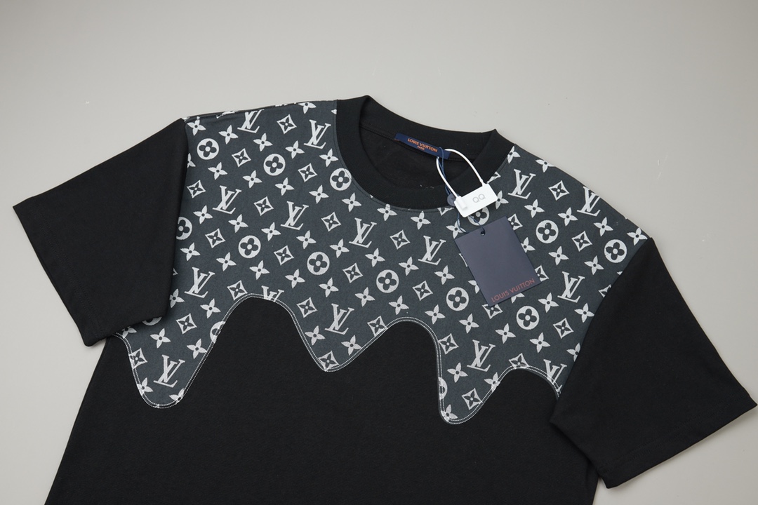 高版本LOUIS VUITTON路易威登 提花logo拼接短袖-Chinese UA Cheap High Quatity Brand Clothes Bags handbags Sneakers wholesale wholesaler seller from China Factory suppliers Fashion Clothing Shoes best Quality Beautiful Price 高版本LOUIS VUITTON路易威登 提花logo拼接短袖