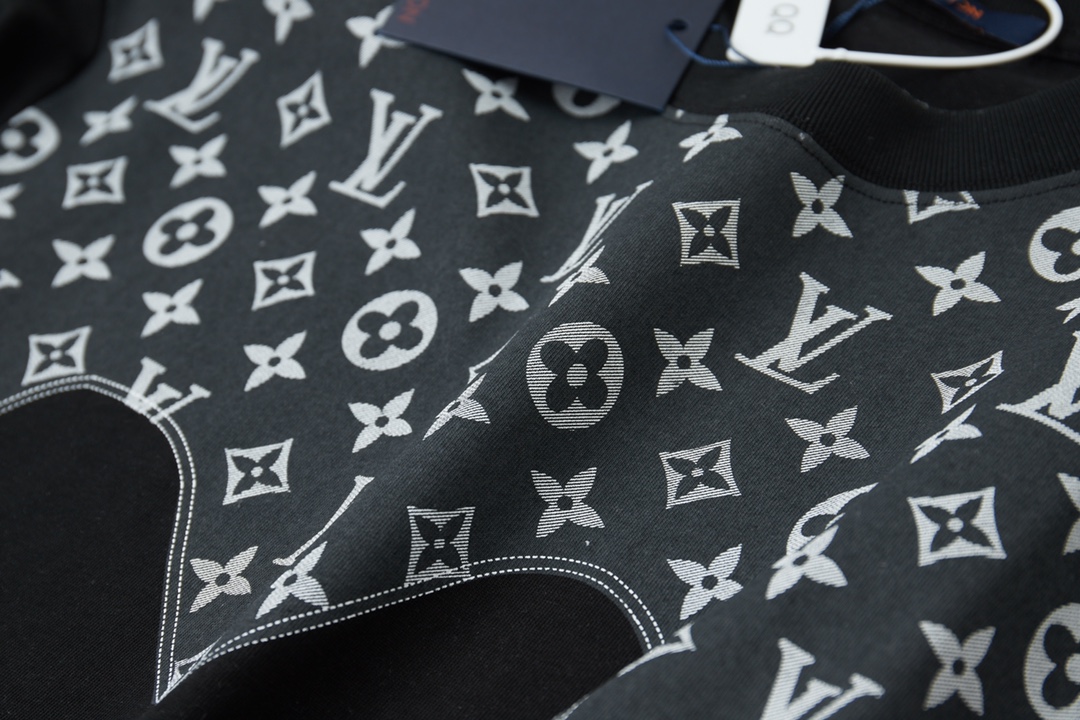 高版本LOUIS VUITTON路易威登 提花logo拼接短袖-Chinese UA Cheap High Quatity Brand Clothes Bags handbags Sneakers wholesale wholesaler seller from China Factory suppliers Fashion Clothing Shoes best Quality Beautiful Price 高版本LOUIS VUITTON路易威登 提花logo拼接短袖