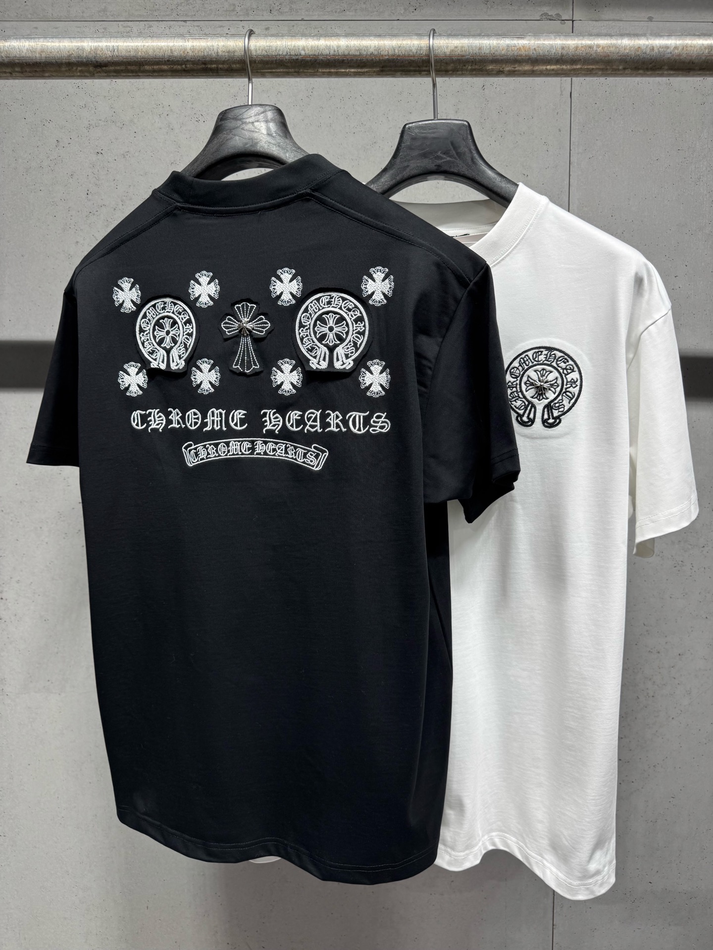 高版本Chrome Hearts克罗心 梵文十字重工贴布刺绣短袖-Top High Quatity Cheap Sneakers Fashion Clothing Clothes Bags handbags Shoes of all Brand wholesale With The best Quality And Beautiful Price from China Factory Chinese suppliers wholesaler seller 高版本Chrome Hearts克罗心 梵文十字重工贴布刺绣短袖