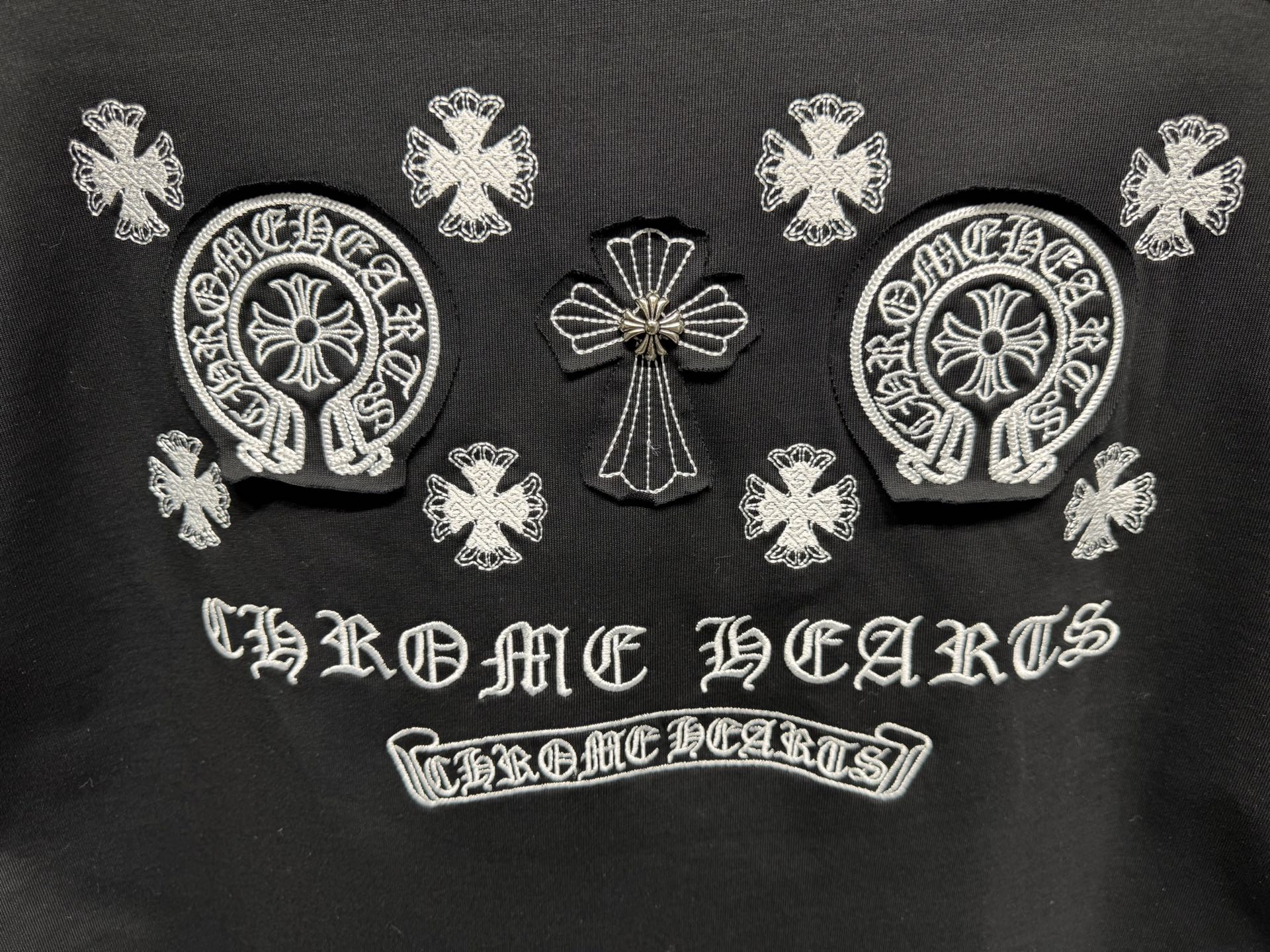 高版本Chrome Hearts克罗心 梵文十字重工贴布刺绣短袖-Top High Quatity Cheap Sneakers Fashion Clothing Clothes Bags handbags Shoes of all Brand wholesale With The best Quality And Beautiful Price from China Factory Chinese suppliers wholesaler seller 高版本Chrome Hearts克罗心 梵文十字重工贴布刺绣短袖