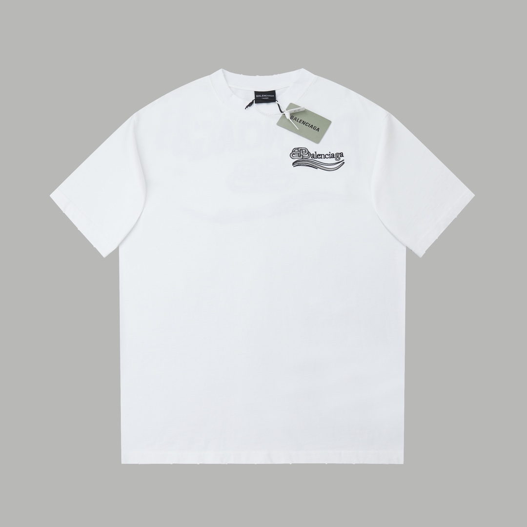 高版本BALENCIAGA/巴黎世家 多重复合刺绣logo短袖,男女同款.袖口领口下摆磨破设计,采用320克100% 纯棉双纱汗布面料,同缸定染特种加粗32支双股1X1螺纹,田岛机器刺绣双针车线跨缝工艺,主唛水洗吊牌标配,上身超好看