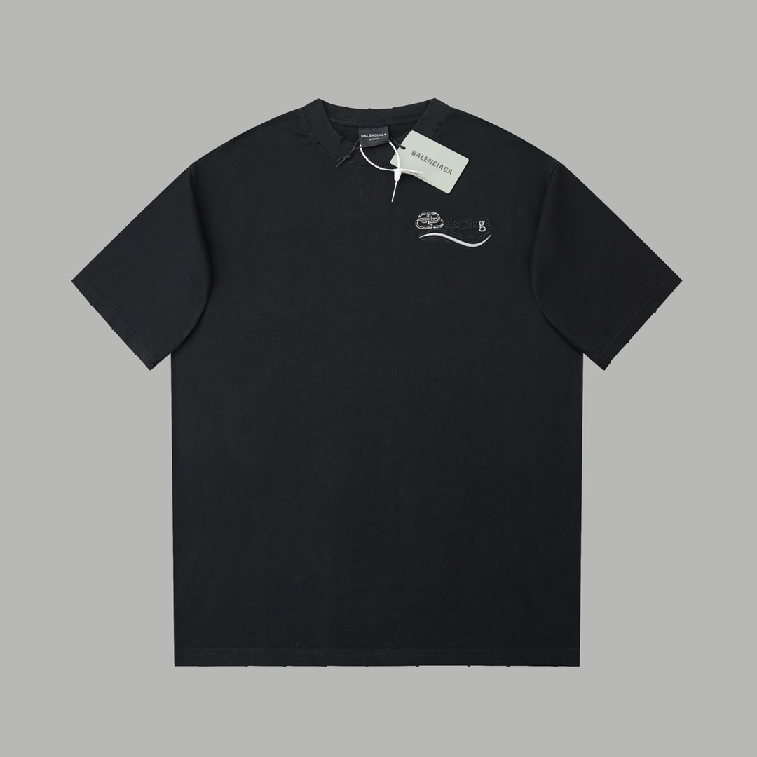 高版本BALENCIAGA/巴黎世家 多重复合刺绣logo短袖,男女同款.袖口领口下摆磨破设计,采用320克100% 纯棉双纱汗布面料,同缸定染特种加粗32支双股1X1螺纹,田岛机器刺绣双针车线跨缝工艺,主唛水洗吊牌标配,上身超好看