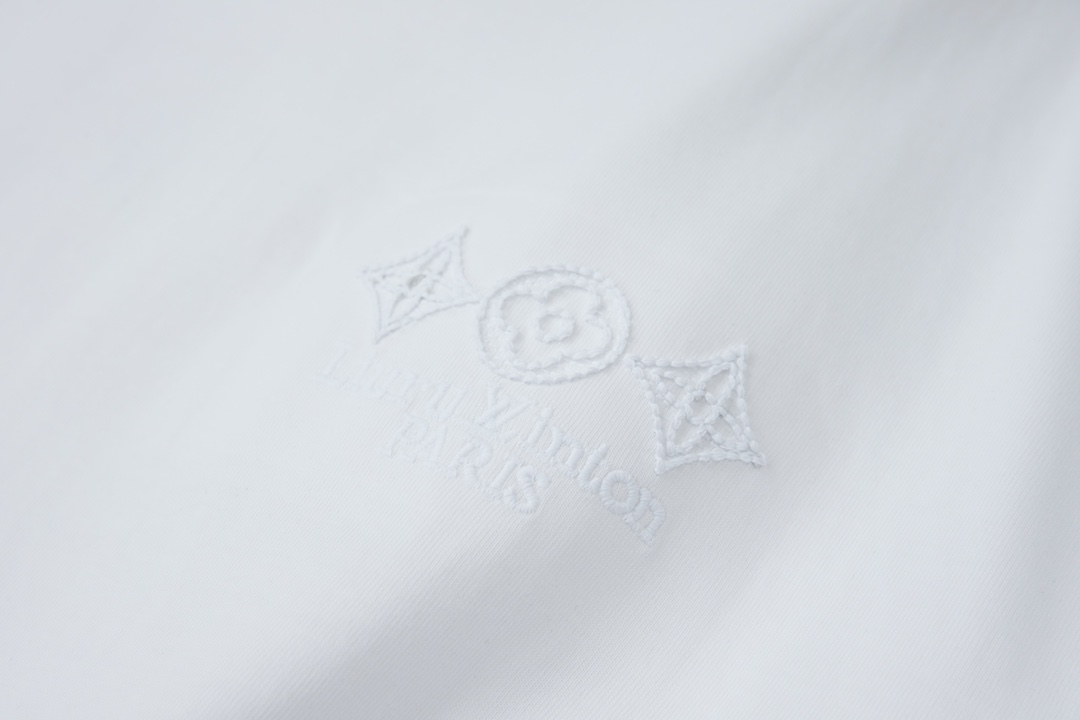 高版本LOUIS VUITTON路易威登 暗纹刺绣logo短袖