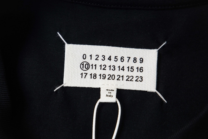 高版本MaisonMargiela/马吉拉 BINGO日历印花短袖T恤-Chinese UA Cheap High Quatity Brand Clothes Bags handbags Sneakers wholesale wholesaler seller from China Factory suppliers Fashion Clothing Shoes best Quality Beautiful Price 高版本MaisonMargiela/马吉拉 BINGO日历印花短袖T恤