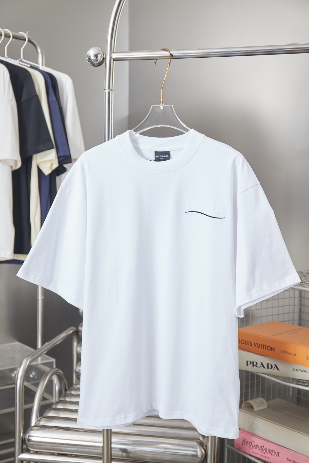 高版本BALENCIAGA/巴黎世家 重工刺绣logo短袖,男女同款.前幅经典字母刺绣,后幅贴布刺绣设计,采用320克100% 纯棉双纱汗布面料,同缸定染特种加粗32支双股1X1螺纹,田岛机器刺绣双针车线跨缝工艺,主唛水洗吊牌标配,上身超好看