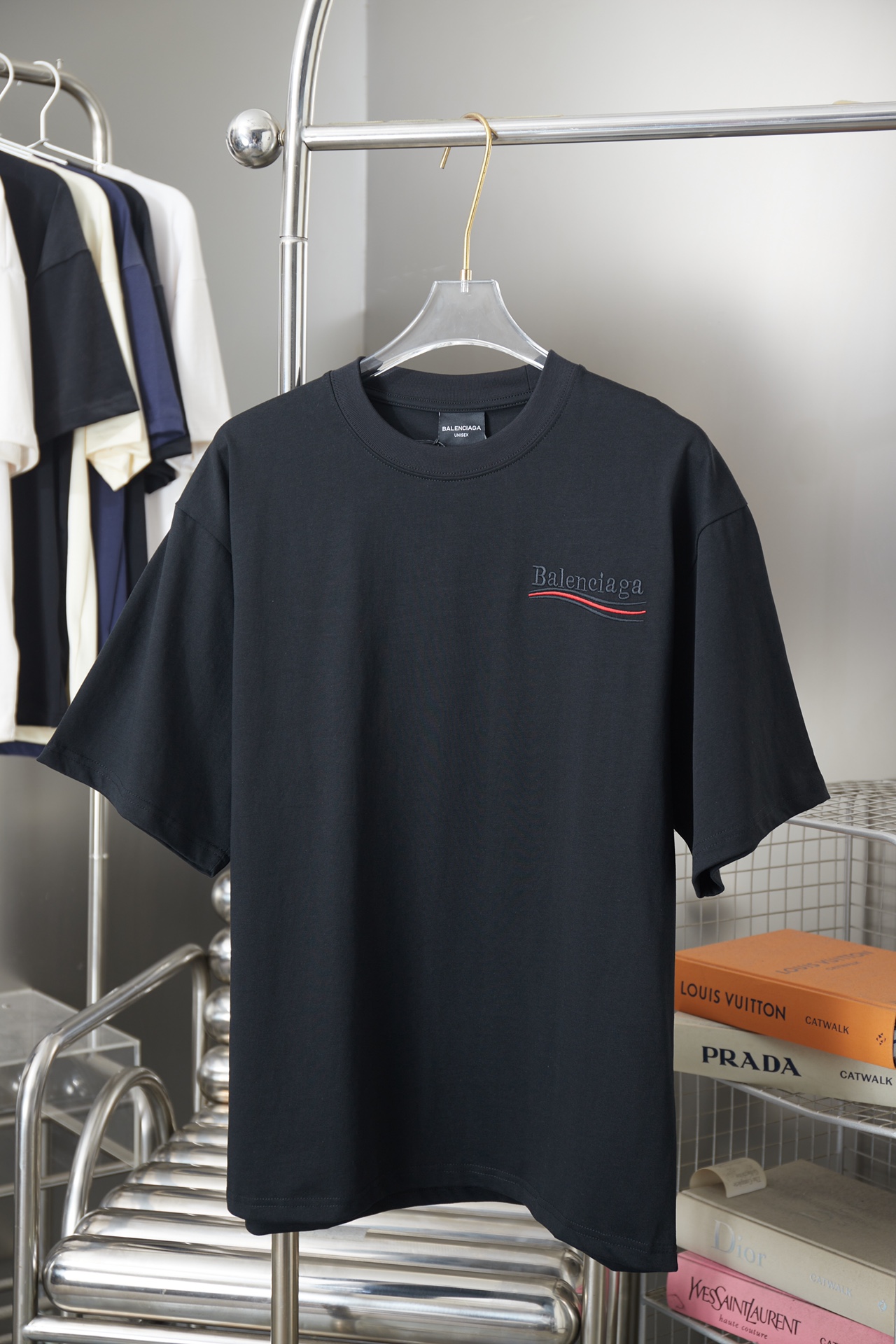 高版本BALENCIAGA/巴黎世家 重工刺绣logo短袖,男女同款.前幅经典字母刺绣,后幅贴布刺绣设计,采用320克100% 纯棉双纱汗布面料,同缸定染特种加粗32支双股1X1螺纹,田岛机器刺绣双针车线跨缝工艺,主唛水洗吊牌标配,上身超好看