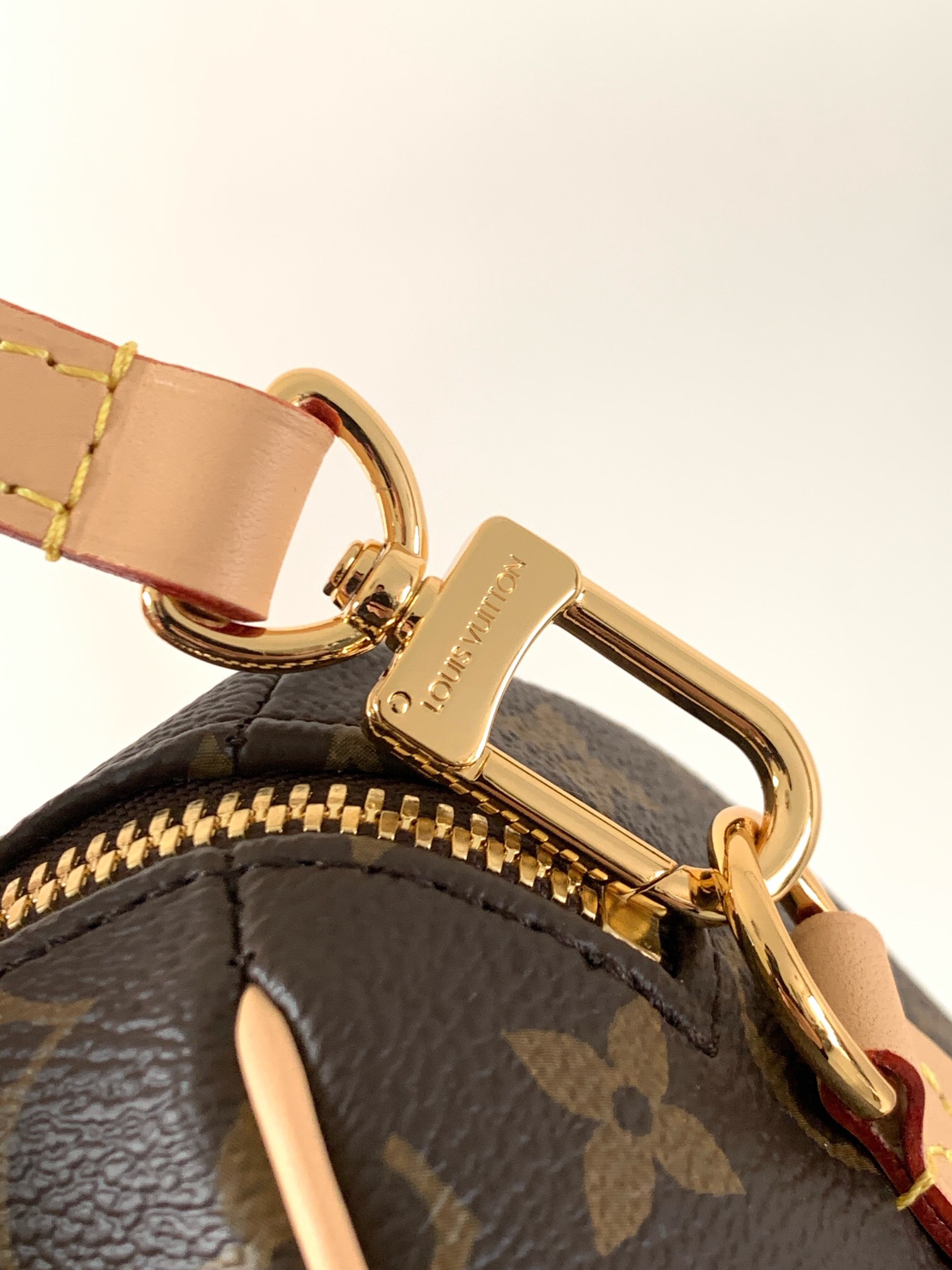 💰460 M46234 皮肩带 顶级原单163c变码芯片
本款 Speedy Bandouli&egrave;re 20 手袋向品牌经典旅行袋汲取灵感，为 Monogram 帆布勾勒牛皮革饰边，搭配辊压皮革手柄和耀目挂锁。可拆卸肩带呈现路易威登标识，肩背斜挎随心切换。
13.5 x 12 x 20.5 厘米 
P044046