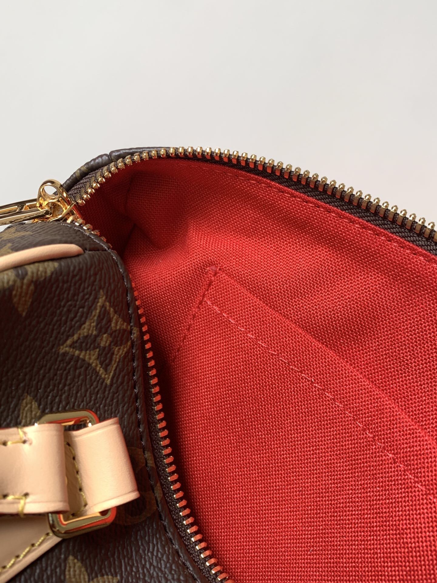 💰460 M46234 皮肩带 顶级原单163c变码芯片
本款 Speedy Bandouli&egrave;re 20 手袋向品牌经典旅行袋汲取灵感，为 Monogram 帆布勾勒牛皮革饰边，搭配辊压皮革手柄和耀目挂锁。可拆卸肩带呈现路易威登标识，肩背斜挎随心切换。
13.5 x 12 x 20.5 厘米 
P044046