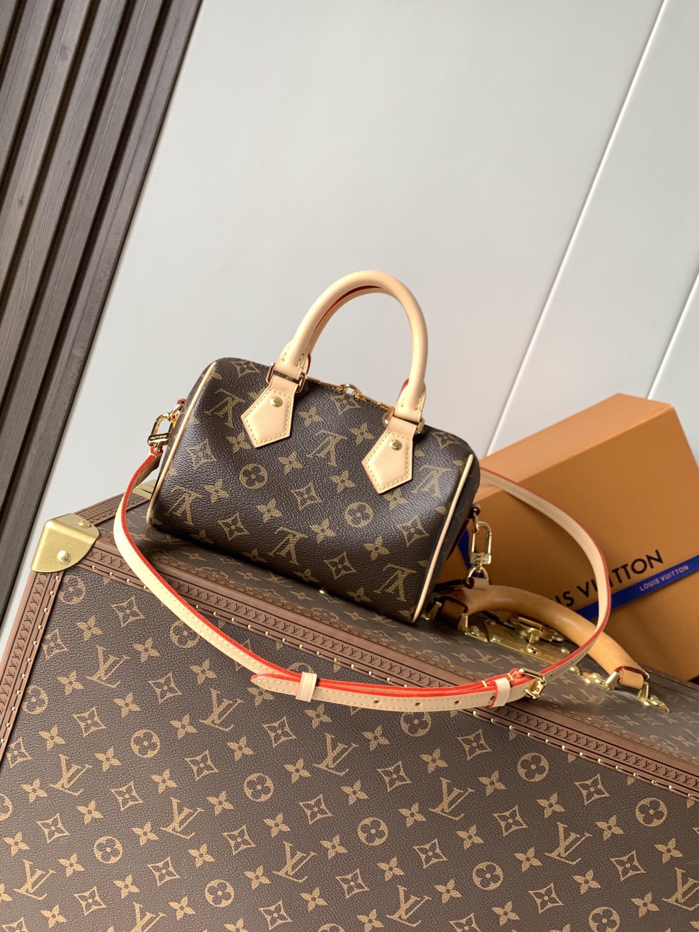 💰460 M46234 皮肩带 顶级原单163c变码芯片
本款 Speedy Bandouli&egrave;re 20 手袋向品牌经典旅行袋汲取灵感，为 Monogram 帆布勾勒牛皮革饰边，搭配辊压皮革手柄和耀目挂锁。可拆卸肩带呈现路易威登标识，肩背斜挎随心切换。
13.5 x 12 x 20.5 厘米 
P044046