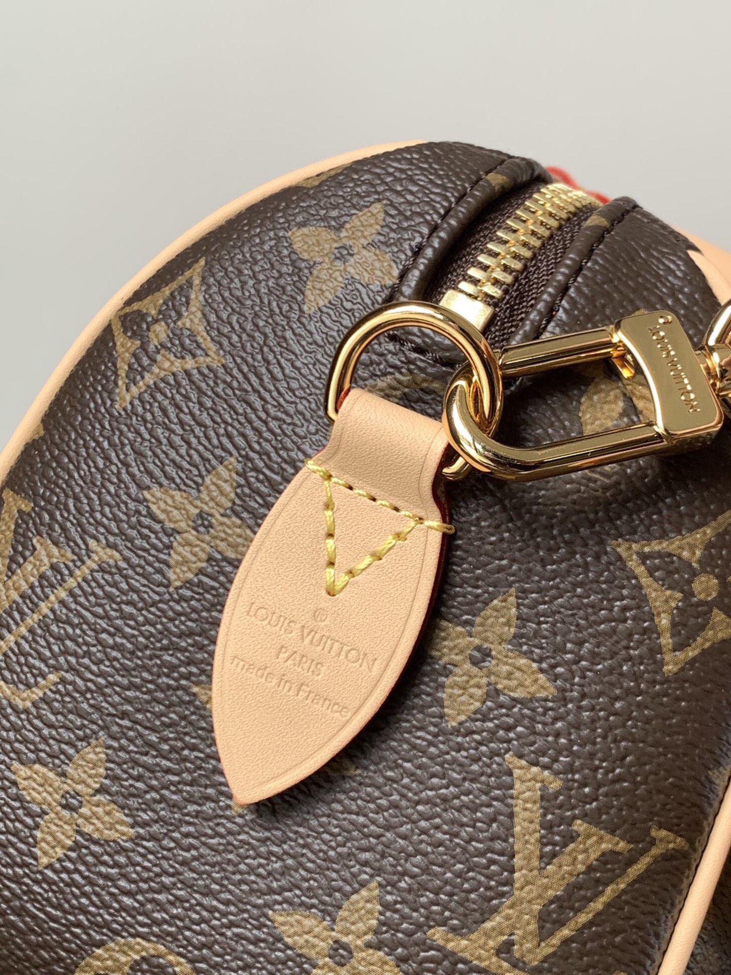 💰460 M46234 皮肩带 顶级原单163c变码芯片
本款 Speedy Bandouli&egrave;re 20 手袋向品牌经典旅行袋汲取灵感，为 Monogram 帆布勾勒牛皮革饰边，搭配辊压皮革手柄和耀目挂锁。可拆卸肩带呈现路易威登标识，肩背斜挎随心切换。
13.5 x 12 x 20.5 厘米 
P044046